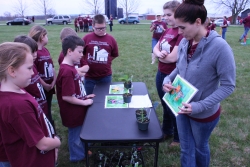 AG students demonstrate seedlings